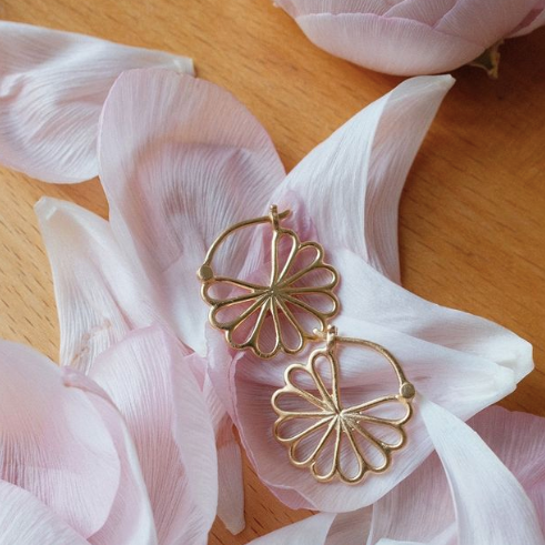 SMALL BELLIS EARRINGS