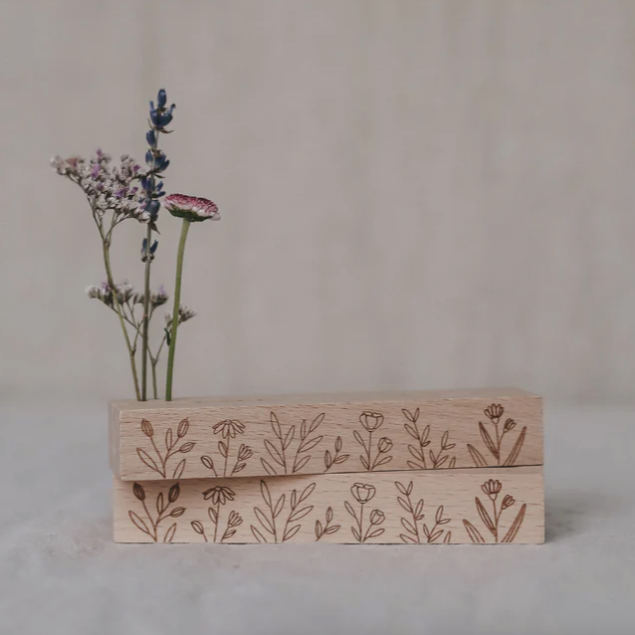 KARTEN- UND BLUMENSTÄNDER
