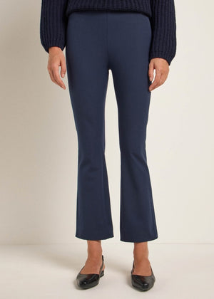 HOSE MIT AUSGESTELLTEM BEIN
