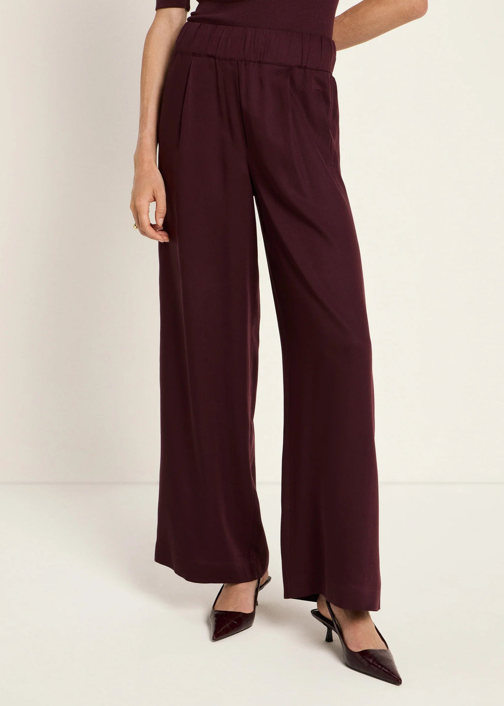 HOSE MIT WEITEM BEIN