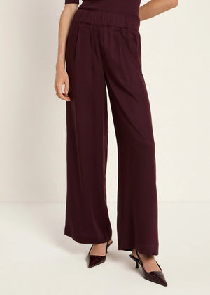 HOSE MIT WEITEM BEIN