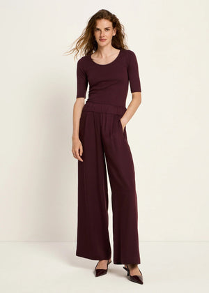 HOSE MIT WEITEM BEIN