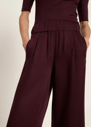 HOSE MIT WEITEM BEIN