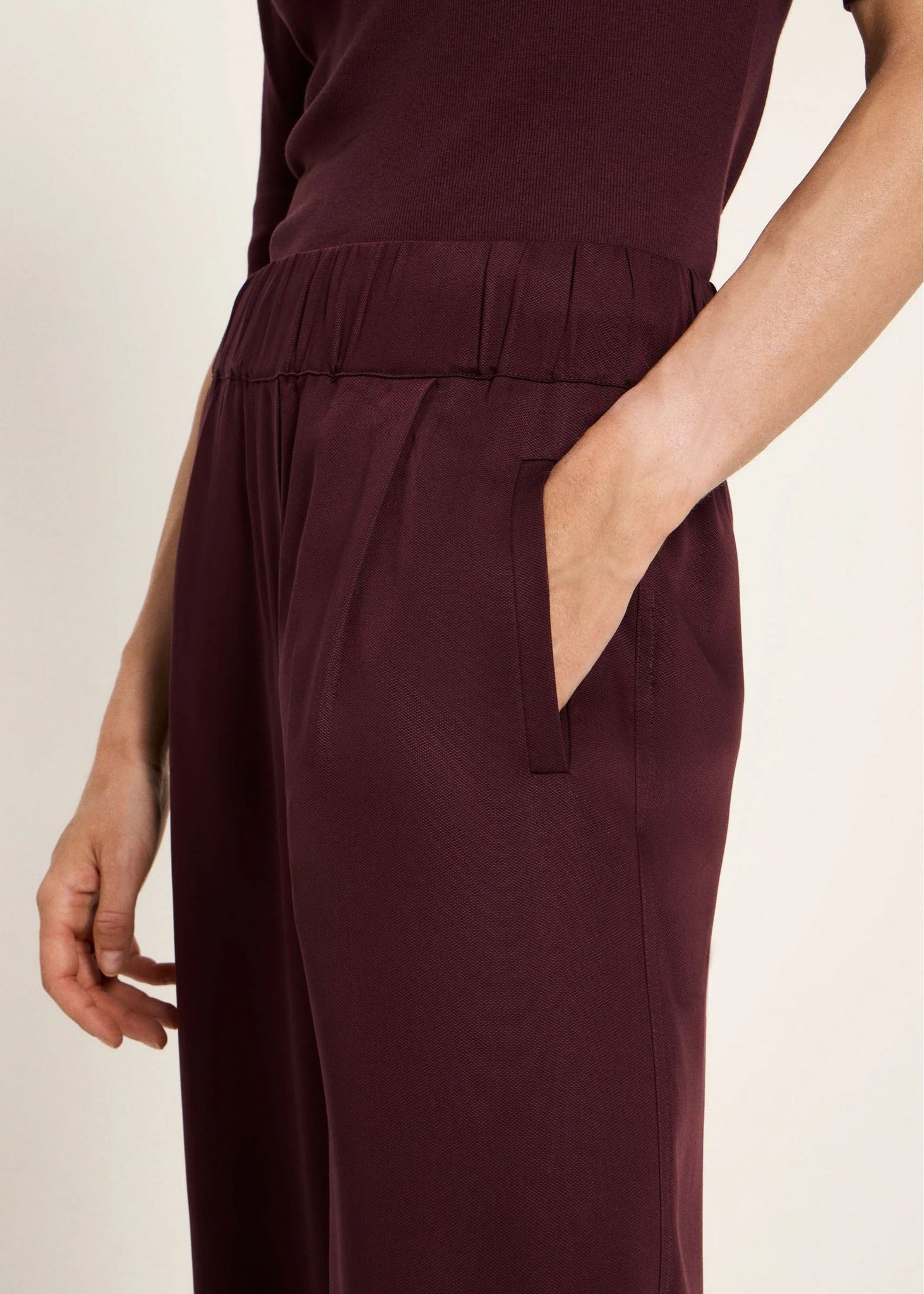HOSE MIT WEITEM BEIN