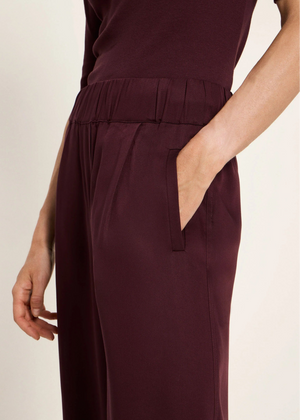 HOSE MIT WEITEM BEIN
