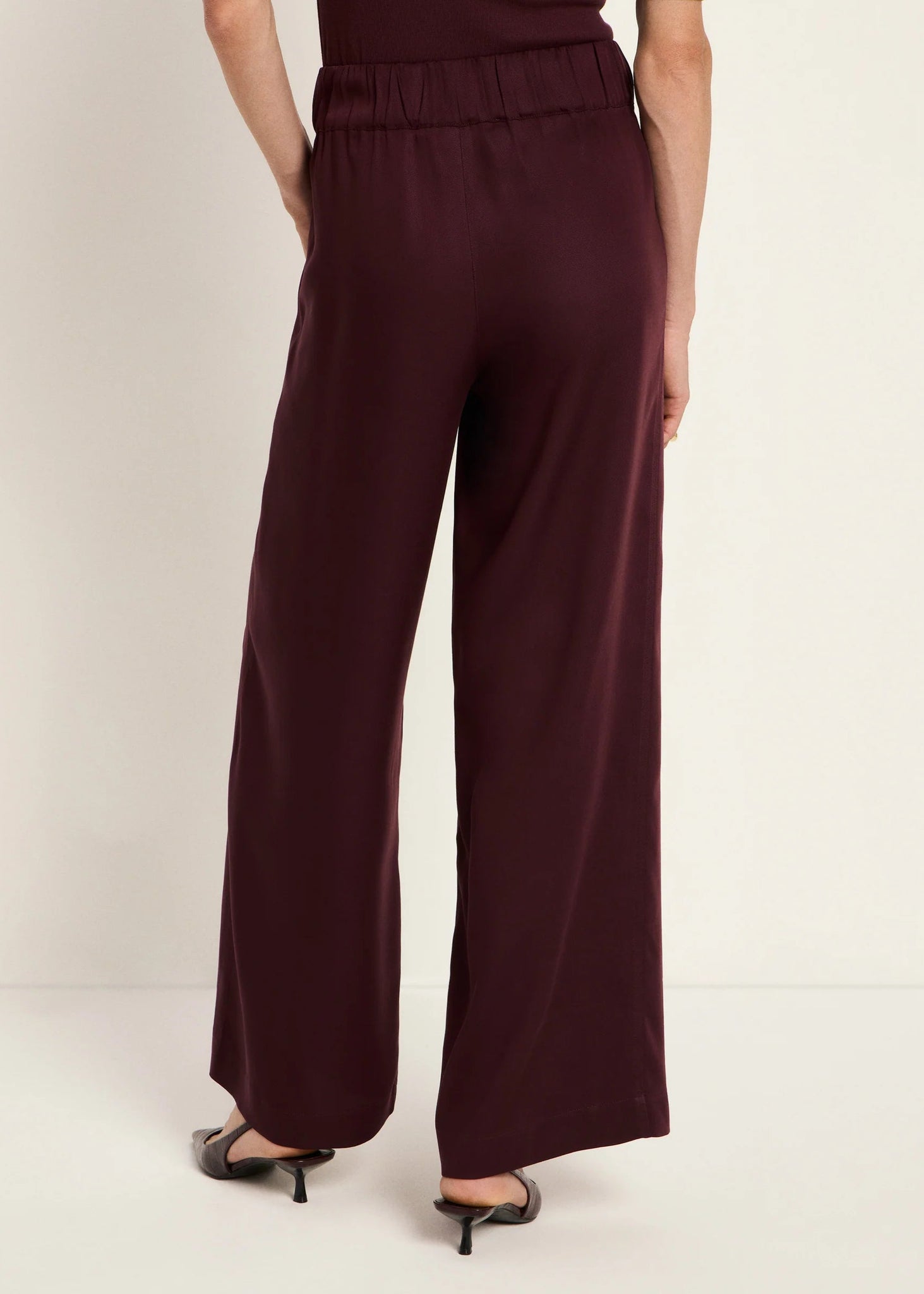 HOSE MIT WEITEM BEIN