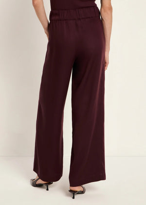 HOSE MIT WEITEM BEIN