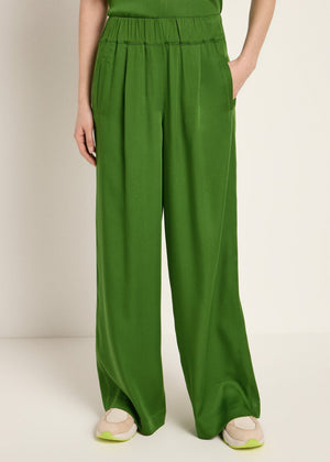 HOSE MIT WEITEM BEIN