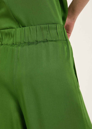 HOSE MIT WEITEM BEIN