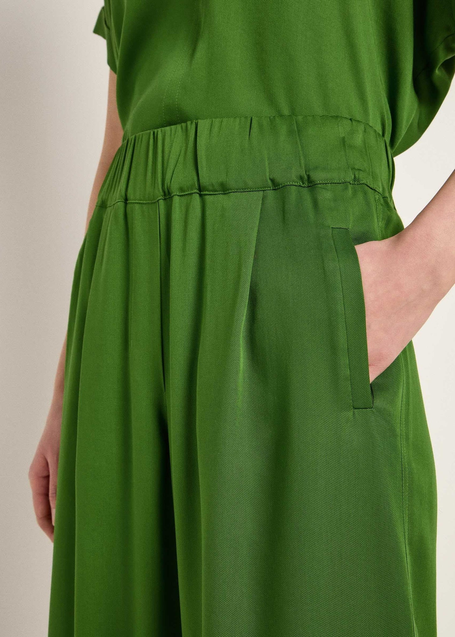 HOSE MIT WEITEM BEIN