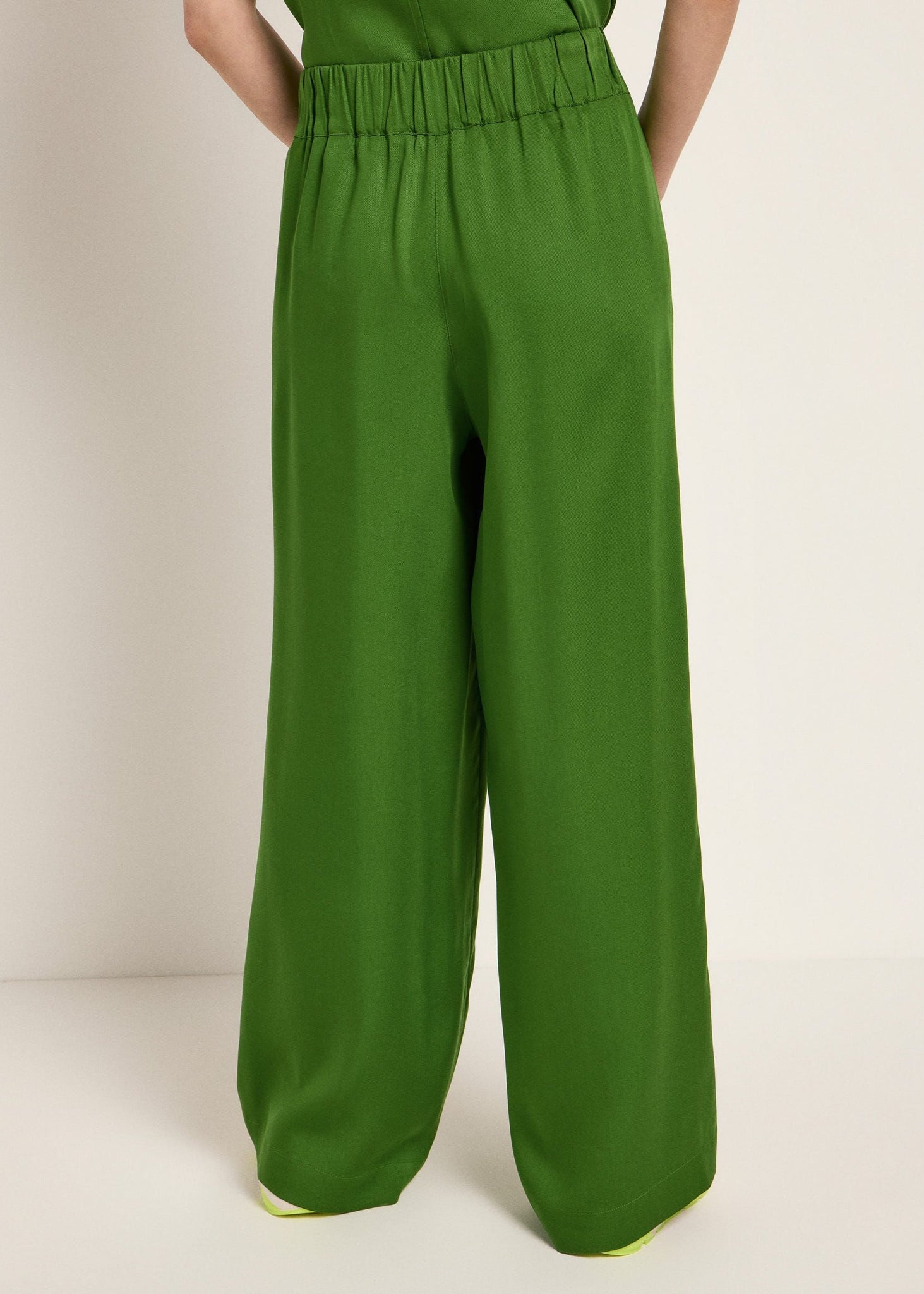 HOSE MIT WEITEM BEIN