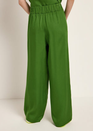 HOSE MIT WEITEM BEIN